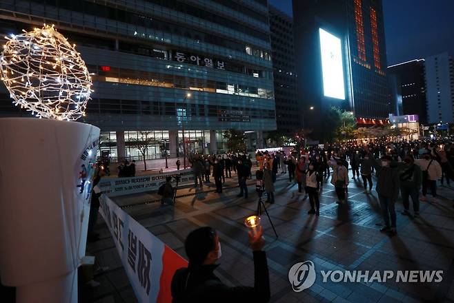 '비정규직 이제 그만' 촛불 상징의식 (서울=연합뉴스) 홍해인 기자 = '비정규직 이제그만 1천100만 비정규직 공동투쟁'에 참여하고 있는 청년·시민사회·노동단체 회원들이 30일 오후 서울 종로구 청계광장에서 정부에 비정규직 문제 해결을 촉구하며 촛불 상징의식을 펼치고 있다. 2021.10.30 hihong@yna.co.kr