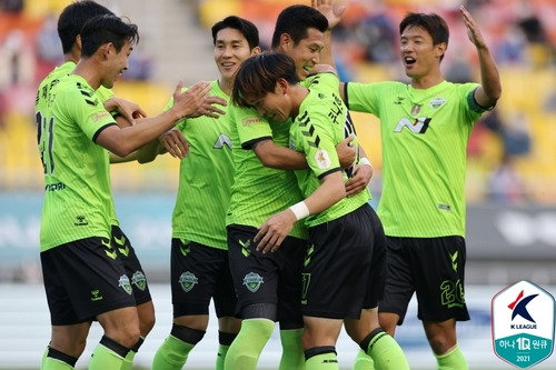 쿠니모토의 선제 결승골 이후 기쁨을 나누는 전북 선수들. [한국프로축구연맹 제공. 재판매 및 DB 금지]