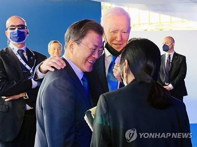 조 바이든 미국 대통령 만난 문재인 대통령 (로마=연합뉴스) 최재구 기자 = 문재인 대통령이 30일(현지시간) 이탈리아 로마 누볼라 컨벤션 센터에서 열린 주요 20개국(G20) 정상회의에서 기념촬영을 하기 전 조 바이든 미국 대통령과 대화하고 있다. 2021.10.30 jjaeck9@yna.co.kr