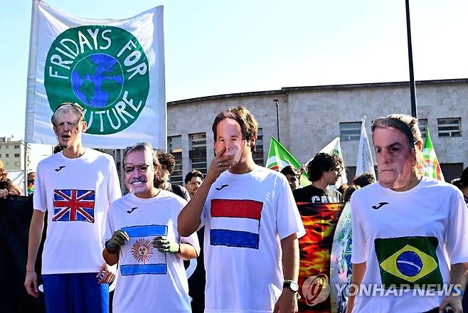 G20 반대 퍼포먼스 (로마 AFP=연합뉴스) 환경단체 '미래를 위한 금요일' 회원들이 30일(현지시간) G20 정상들의 가면을 쓰고 시위하고 있다. 2021.10.30. photo@yna.co.kr