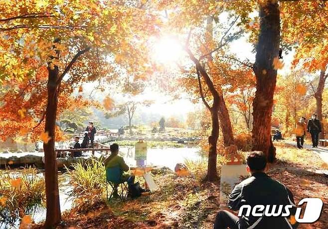 (평양 노동신문=뉴스1) = 북한 조선노동당 기관지 노동신문은 31일 '수도 평양의 이채로운 가을풍경'이란 제목으로 관련 사진 여러 장을 실었다. [국내에서만 사용가능. 재배포 금지. DB 금지. For Use Only in the Republic of Korea. Redistribution Prohibited] rodongphoto@news1.kr