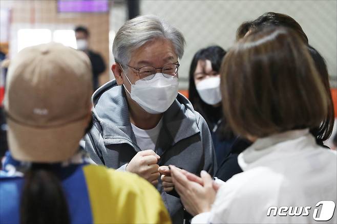 이재명 더불어민주당 대선 후보가 31일 오전 경기도 고양시 덕양구 상암농구장에서 2030 여성 생활체육 동호인들과 넷볼(netball)경기를 체험하기 전 참석자들과 인사하고 있다. 2021.10.31/뉴스1 © News1 국회사진취재단