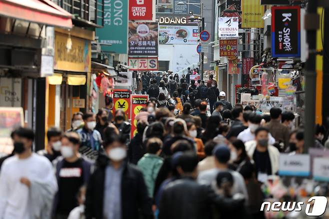 위드 코로나를 하루 앞둔 31일 오후 서울 중구 명동 거리가 시민들로 북적이고 있다. 2021.10.31/뉴스1 © News1 이승배 기자