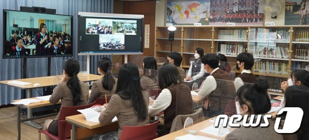 경기 안산 경일관광경영고가 지난 29일 참여한 한중일 3개국 '국제 온라인수업'(경일관광경영고 제공)/뉴스1 © 뉴스1