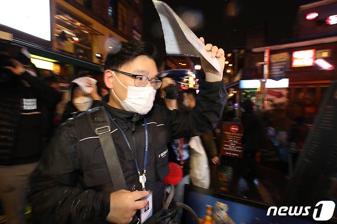 핼러윈데이인 31일 오후 서울 용산구 이태원 일대에서 서울시 관계자들과 경찰 등이 핼러윈데이 특별 방역단속을 하고 있다. 2021.10.31/뉴스1 © News1 박지혜 기자