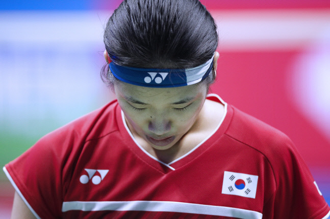 안세영이 30일(현지시간) 파리에서 열린 2021 세계배드민턴연맹(BWF) 프랑스오픈 여자단식 4강전에서 일본의 야마구치 아카네와 맞서 고개를 숙인 채 힘들어 하고 있다. 파리|EPA 연합뉴스