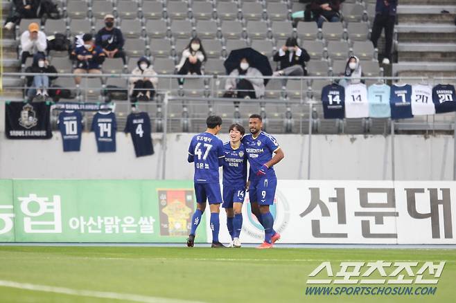 충남아산FC 김인균(가운데)이 31일 아산 이순신종합운동장에서 열린 서울 이랜드와의 시즌 최종전에서 골을 넣은 뒤 동료들의 축하를 받고 있다. 사진제공=충남아산FC