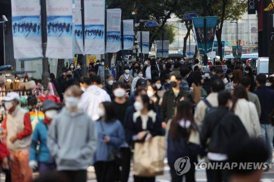 '단계적 일상회복'(위드 코로나)으로의 방역체계 전환 조건인 접종 완료율 70%를 달성한 가운데 주말인 24일 오후 서울 중구 명동거리에서 시민들이 나들이를 즐기고 있다. [이미지출처=연합뉴스]