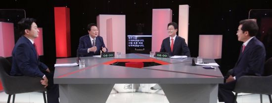 국민의힘 대선 경선 후보자 제10차 합동토론회가 열린 31일 저녁 서울 여의도 KBS 스튜디오에서 원희룡(왼쪽부터), 윤석열, 유승민, 홍준표 대선 경선 후보가 토론 시작에 앞서 대화하고 있다. 2021.10.31 [국회사진기자단] [이미지출처=연합뉴스]