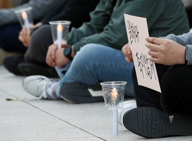 비정규직 이제그만 1100만 비정규직 공동투쟁 조합원들이 30일 오후 서울 종로구 동화면세점 앞에서 열린  비정규직 배신정권 규탄 1차 
촛불집회 에서 손피켓과 촛불을 들고 있다. 2021.10.30. [서울=뉴시스]