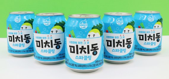 롯데칠성음료의 동치미 맛 탄산음료 '미치동 스파클링'