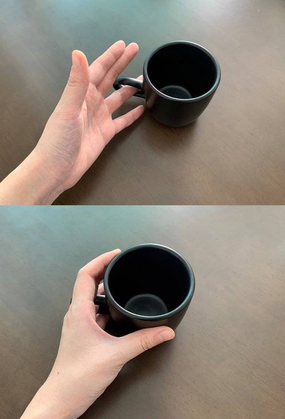 네번째 손가락을 컵의 손잡이에 끼우고 잡는 법이 독특하다. 헤비 스모커였던 히스가 담배를 태우며 동시에 커피를 마실 수 있게 한 디자인이라는 스토리를 담고 있다. [사진 권민경]