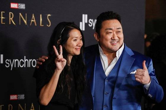 '이터널스'로 마블 세계관(MCU)에 나란히 데뷔한 중국계 클로이 자오 감독과 배우 마동석이 지난 18일 LA 프리미어 행사에서 포즈를 취했다. 29일 한국 취재진과 간담회에서도 자오 감독은