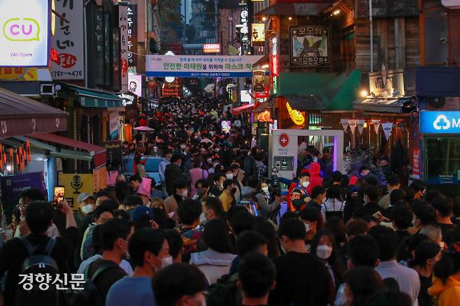 핼러윈데이인 지난달 31일 서울 용산구 이태원 거리를 찾은 시민들이 인산인해를 이루고 있다.  이준헌 기자