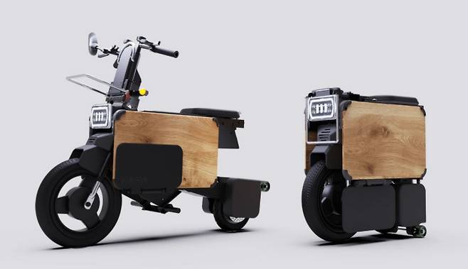 일본에서 출시를 앞둔 전기 오토바이. 사람을 태운 채 시속 40㎞로 달릴 수 있으며 핸들과 좌석 등을 접으면 사무용 책상 아래에 넣을 수 있다.   일본 아이코마 제공