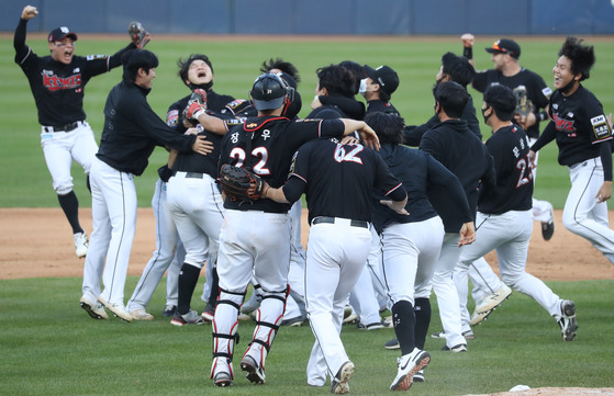 KT Wiz players celebrate after winning a league-ending tiebreaker with the Samsung Lions at Daegu Samsung Lions Park in Daegu on Sunday. [NEWS1]