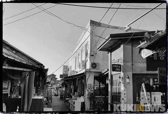 '대룡시장 전경'&nbsp; 골목의 중심부는 외지 상인들이 주로 차지하면서 옛 상점의 형태가 조금씩 변형되었다.