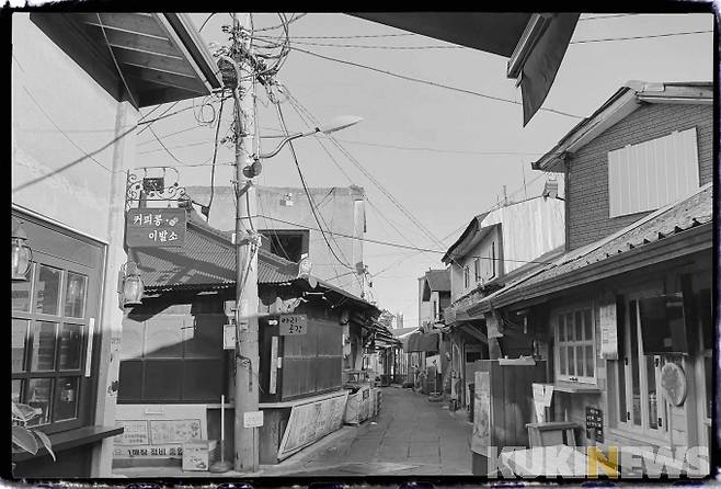 '이른 아침 대룡골목 전경'&nbsp; 대룡골목은 한때 예능 프로그램의 배경이 되고 ‘옛 풍경을 간직한 명소’로 알려지면서 관광객이 많이 찾고 있다.