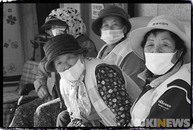 교동도의 한 마을 입구 경로당 앞에서 노인들이 해바라기를 하고 있다.