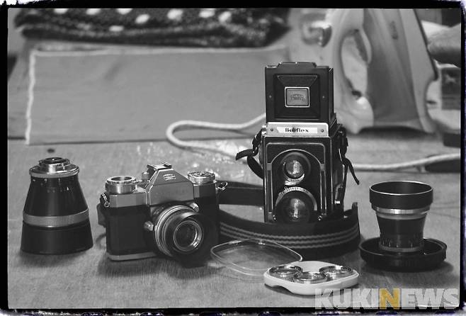 &nbsp;취재에 사용 중인 1958년생 독일제 ‘35mm 자이스 이콘 콘타플렉스(ZIESS IKON Contaflex · 좌측카메라) 필름 카메라’다. 다른 한 대 역시 같은 회사 제품이지만 무려 20년이나 앞서 생산된 ‘120mm 이코플렉스 이안 렌즈 카메라’