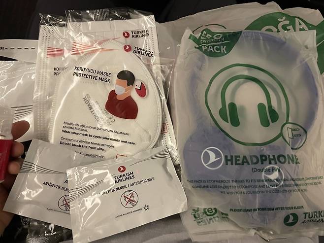 인천-이스탄불 터키항공 비행기. 마스크, 물티슈, 손소독제를 넉넉히 준다.