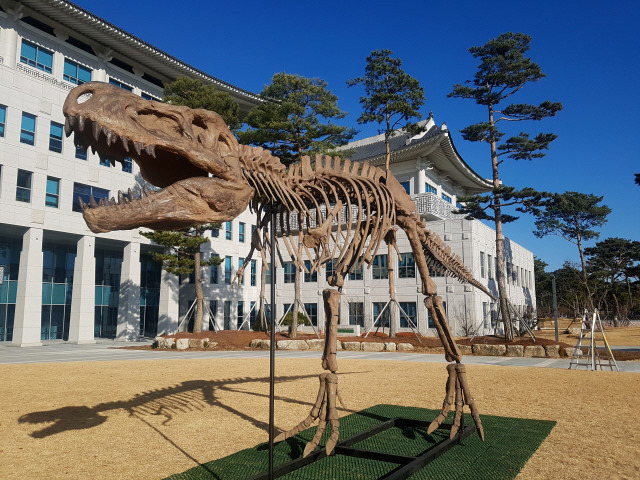 이철우 경북도지사는 `변화와 혁신`을 하지 않으면 공룡처럼 사라질지도 모른다는 위기의식을 강조하기 위해 도청 앞에 공룡 조형물을 세워놨다. [사진 제공 = 경북도청]