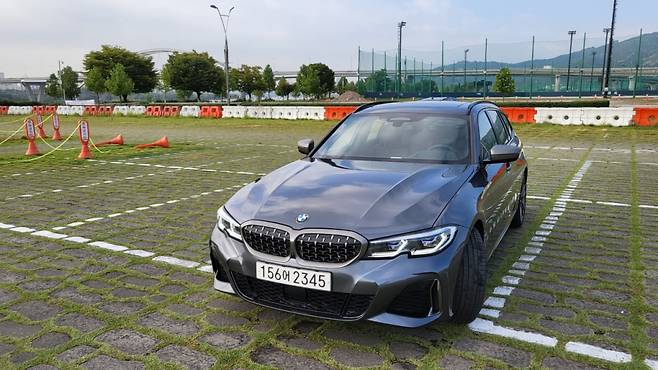 BMW M340i 투어링 전면부/사진=이강준 기자