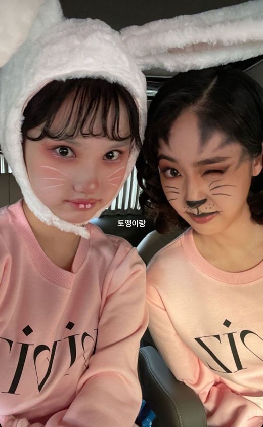 Eunha (real name Jung Eun-bi and 24), SinB (real name Hwang Eun-bi and 23), and Umji (real name Kim Ye-won and 23) from group GFriend, have made their Halloween make-up.On the 30th, Eunha, SinB, and Umji posted pictures of Halloween Day makeup on their instagrams, writing Animal, Toe and I and Fun.The three people in the public photos are cute animals. Eunha is a rabbit, Umji is a hamster or squirrel, and SinB is a cat.Especially after the makeup, the faces of those who smile as if they are happy give a pleasant energy. Three people boast of lovely charm and cute visuals.Eunha, SinB and Umji are set to redebut as group ViviZ.Recently, those who have signed exclusive contracts with Big PlanetMade, a new entertainment company, are expecting a new start and are expecting fans.