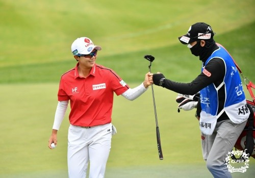 1버 홀 버디 후 캐디와 주먹을 맞대며 기뻐하는 김효주. [사진=KLPGA]