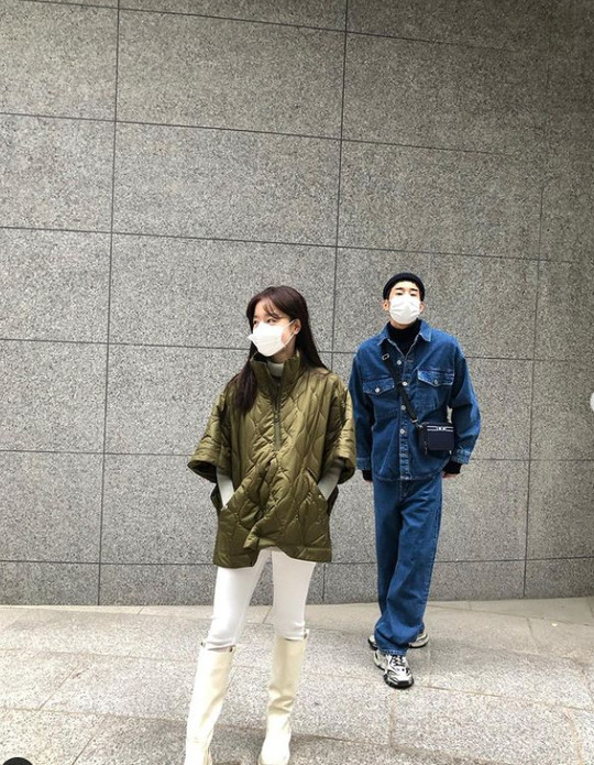 Actor Han Sun-hwa spent time with group Bigton member and younger brother Han Seung-woo.Han Sun-hwa posted several photos on October 31 with an article entitled Last on his personal instagram.In the open photo, Han Sun-hwa is spending time with his brother Han Seung-woo, who gave a point with white pants in thin short-sleeved lightweight padding.His short bangs added a lovely charm.Han Seung-woo, who recently announced his vacation through his SNS after enlistment, boasted superior physicals in Vinnie Cheongcheong fashion.The look of Brother and Sister, who showed off her warm visuals, delighted her eyes.Meanwhile, Han Sun-hwa is appearing in the Teabing original Drunk City Women.Han Seung-woo joined the army in July for military service. 