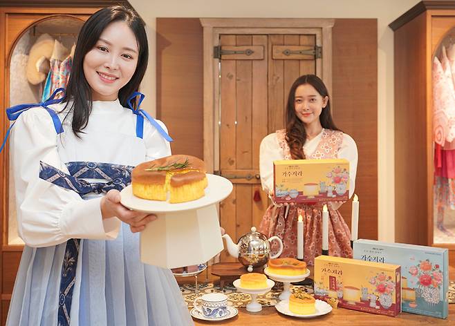 [서울=뉴시스] 박주성 기자 = 서울 종로구 팔판동에 위치한 '단하 티룸'에서 신세계푸드 모델들이 조선 시대 별미 양과자 카스텔라를 재현한 ‘가수저라’를 소개하고 있다. (사진=신세계푸드 제공). 2021.10.31. photo@newsis.com *재판매 및 DB 금지