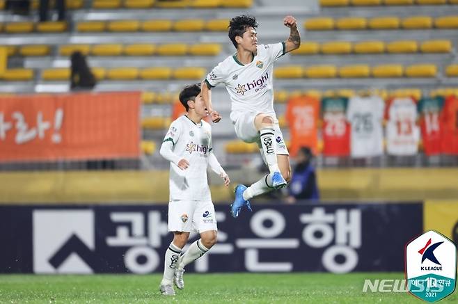 [서울=뉴시스]강원 신세계 극장골. (사진=프로축구연맹 제공)