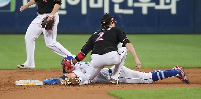 삼성 라이온즈와 KT 위즈가 2021시즌 KBO 리그 정규시즌 우승을 놓고 단판 끝장승부를 펼친다. 연합뉴스