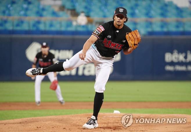 31일 삼성과 정규 시즌 1위 결정 타이 브레이커 경기 선발의 중책을 맡은 kt 쿠에바스. 연합뉴스 자료사진