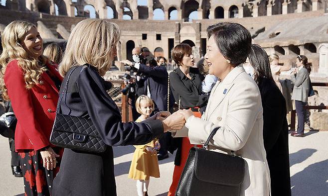 G20 정상회의 참석차 로마를 방문 중인 문재인 대통령의 부인 김정숙 여사가 30일 오전(현지시간) G20 정상 배우자들과의 친교를 위해 방문한 로마 콜로세움에서 브리짓 마크롱 프랑스 대통령 부인과 대화하고 있다. 로마=연합뉴스