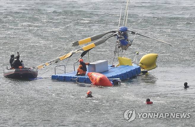 합천댐 추락 소방헬기 인양 작업 2019년 2월 28일 경남 합천군 합천댐에서 전날 담수 훈련을 하다 추락한 경남소방본부 소속 헬기 인양 작업이 이뤄지는 모습. [연합뉴스 자료사진]