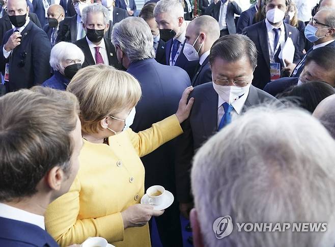 G20 정상회의에서 만난 문 대통령과 메르켈 독일 총리 (로마=연합뉴스) 최재구 기자 = 문재인 대통령이 지난 30일 이탈리아 로마 누볼라 컨벤션 센터에서 열린 주요 20개국(G20) 정상회의 단체사진 촬영 전 앙겔라 메르켈 독일 총리와 만나 대화하고 있다. 2021.10.31 jjaeck9@yna.co.kr