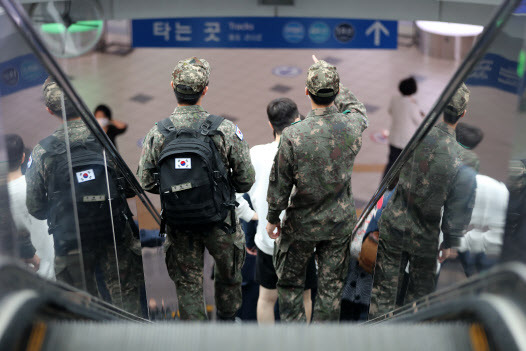 4일 오전 서울 중구 서울역에서 군 장병들이 이동하고 있는 모습(사진=뉴스1).