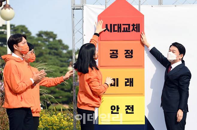 [이데일리 노진환 기자] 안철수 국민의당 대표가 1일 서울 여의도 국회 잔디광장 분수대 앞에서 제20대 대통령선거 출마 선언을 마친 뒤 청년들과 ‘시대교체호’라고 이름 붙인 로켓 모형 앞에서 포즈를 취하고 있다.