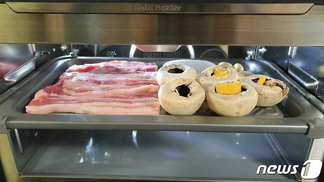 삼성 비스포크 큐커로 삼겹살을 구워봤다. © News1 정상훈 기자