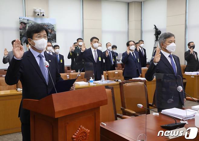 강은호 방위사업청장(왼쪽)과 허건영 국방기술품질원장이 12일 오전 서울 여의도 국회에서 열린 국방위원회의 방위사업청 국정감사에서 증인 선서를 하고 있다. 2021.10.12/뉴스1 © News1 오대일 기자