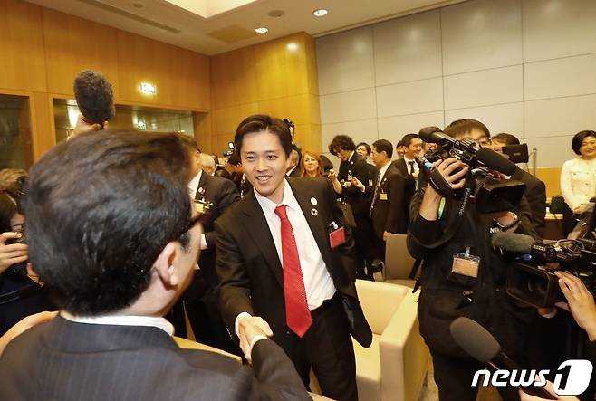 요시무라 히로후미 오사카부 지사(가운데) <자료사진> © AFP=뉴스1