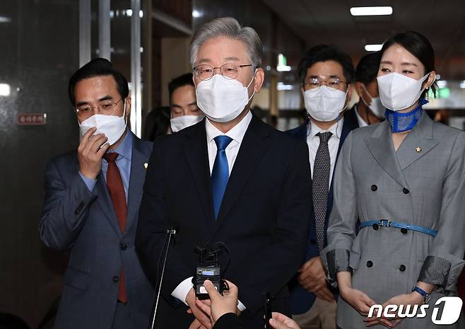 이재명 더불어민주당 대선 후보가 1일 오전 서울 여의도 국회에서 박병석 국회의장을 예방한 후 취재진의 질문에 답하고 있다. 2021.11.1/뉴스1 © News1 오대일 기자