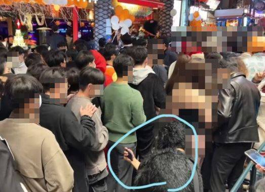 지난달 31일 이태원의 한 골목에서 고릴라 분장을 한 남성이 앞에 서 있던 바니걸 분장 여성의 신체를 몰래 촬영하는 모습/유튜브