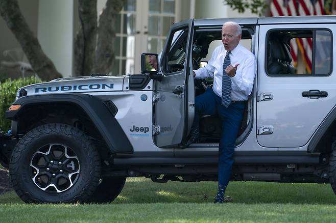 조 바이든 미국 대통령이 지난 8월 자국에 생산 공장을 가진 스텔란티스의 전기차 '랭글러'를 시승하는 모습./AP=연합뉴스