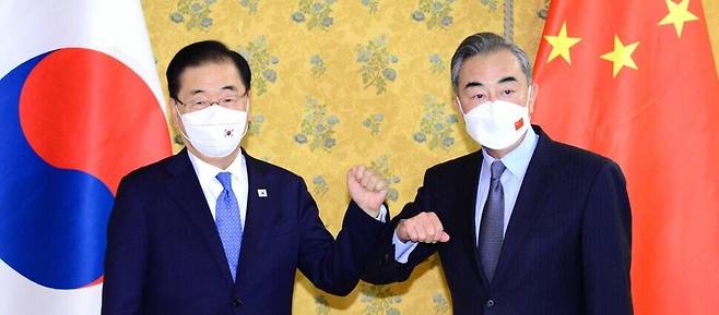 South Korean Minister of Foreign Affairs Chung Eui-yong (left) and Chinese State Councilor and Minister of Foreign Affairs Wang Yi spoke on Friday during the G20 summit in Rome, Italy. (provided by the Ministry of Foreign Affairs)