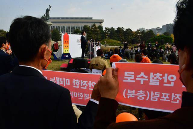 안철수 국민의당 대표가 1일 국회 잔디광장에서 20대 대통령 선거 출마 선언을 하고 있다. 국회공동취재단