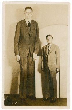 거인증을 앓은 로버트 워들로(2.72m)와 정상 신장 아버지/출처 위키백과