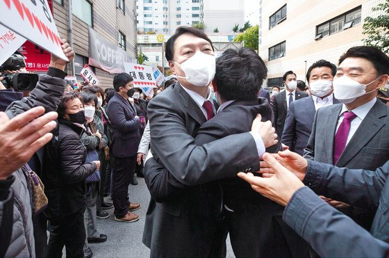 윤석열 국민의힘 대선 경선 후보가 1일 오후 경기 수원시 국민의힘 경기도당 강당에서 열린 ‘윤석열 국민캠프 경기도 당협위원장 간담회’에 참석하며 지지자와 포옹을 하고 있다. 국회사진기자단