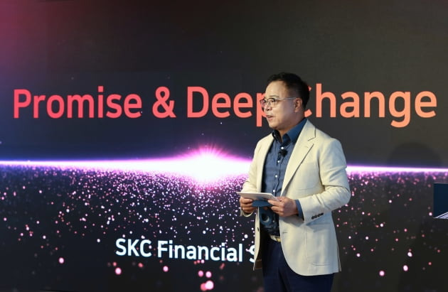 지난 9월 SKC 인베스터 데이(Investor Day)에서 회사 중장기 비전을 발표하는 이완재 사장. SKC 제공